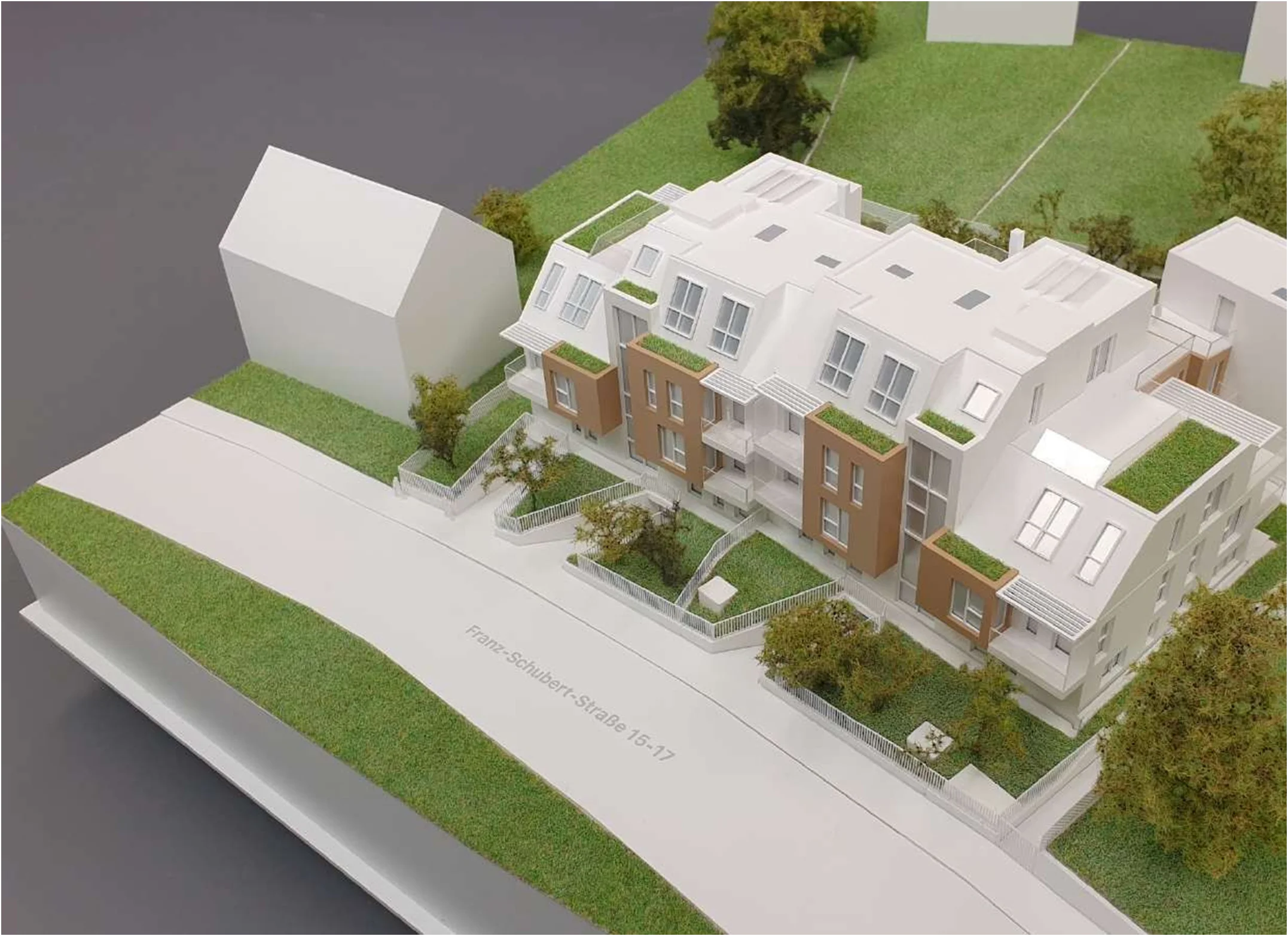 Architekturmodell Wohnbauprojekt im Maßstab 1:100 mit begrünten Balkonen und Innenhof