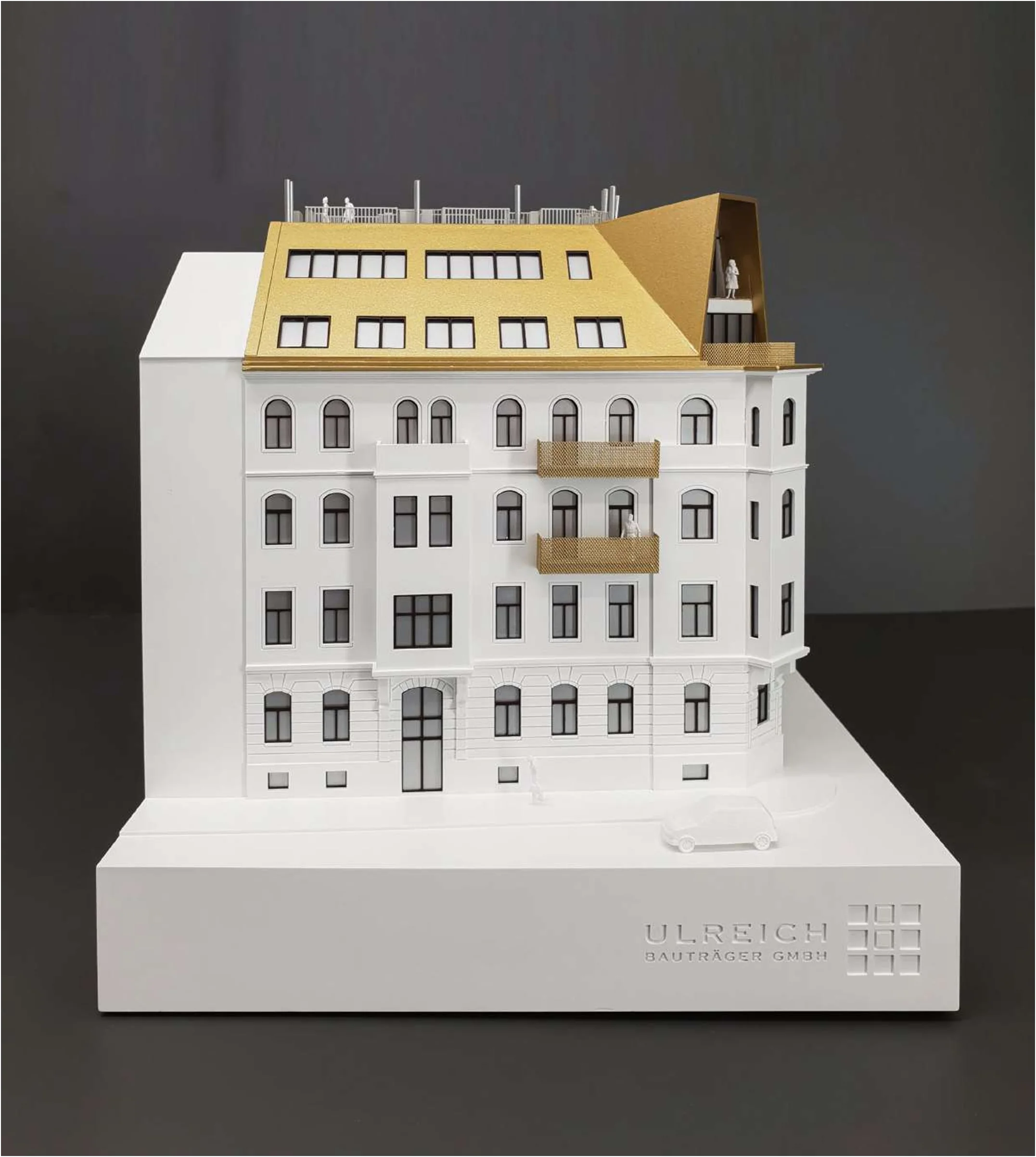 Architekturmodell eines sanierten Gründerzeithauses mit Dachausbau und goldfarbenem Dach – Präsentationsmodell im Maßstab 1:100