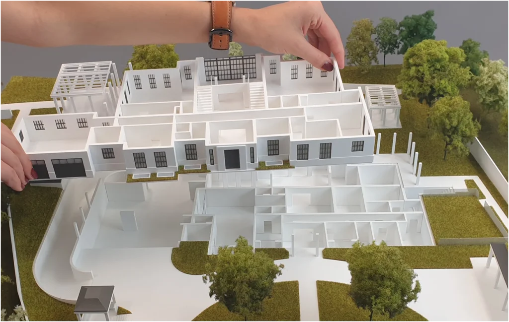 Architekturmodell mit abnehmbarem Obergeschoss und sichtbarer Raumstruktur