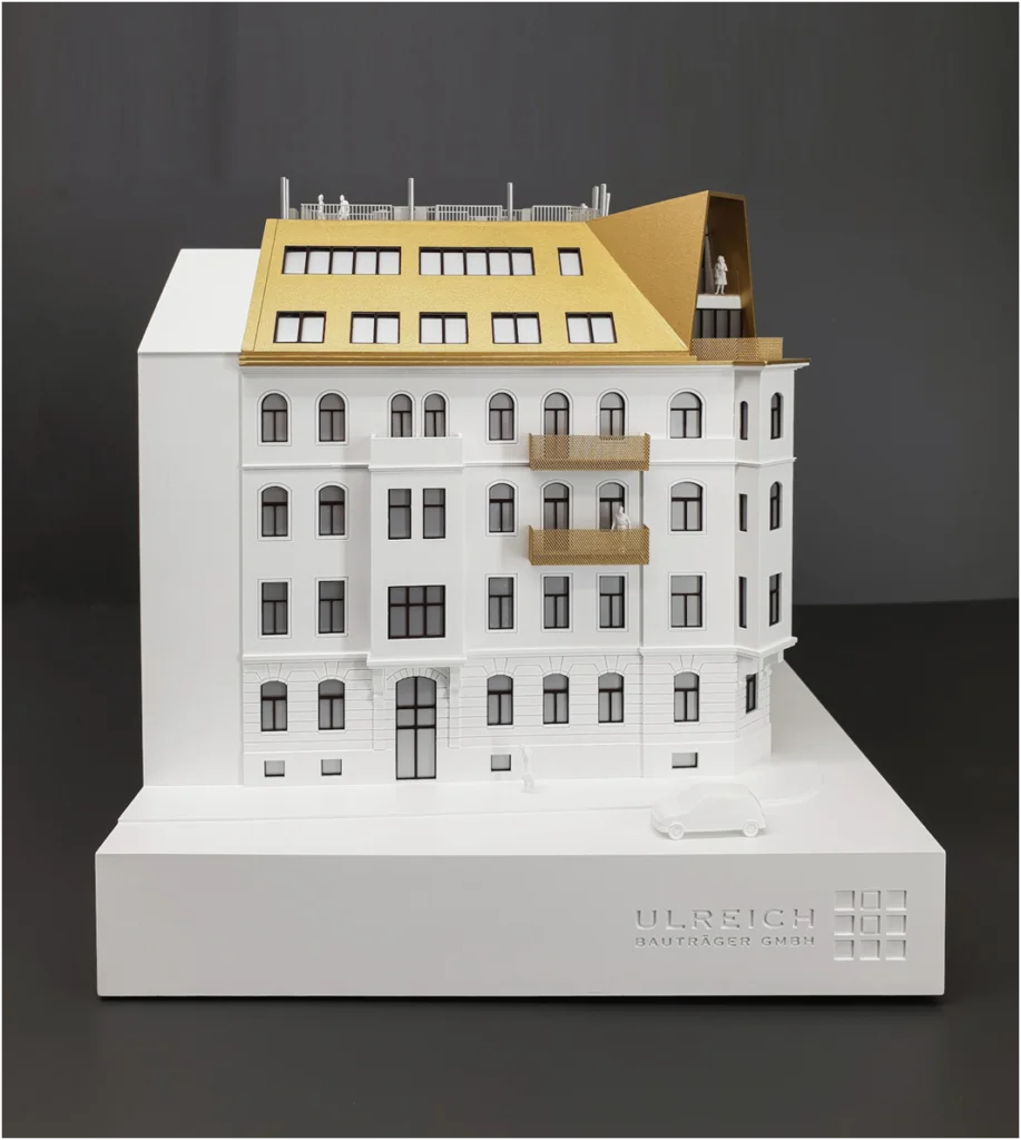 Exklusives Immobilienmodell im Maßstab 1:150 eines Gründerzeithauses mit modernem Dachausbau in Goldoptik
