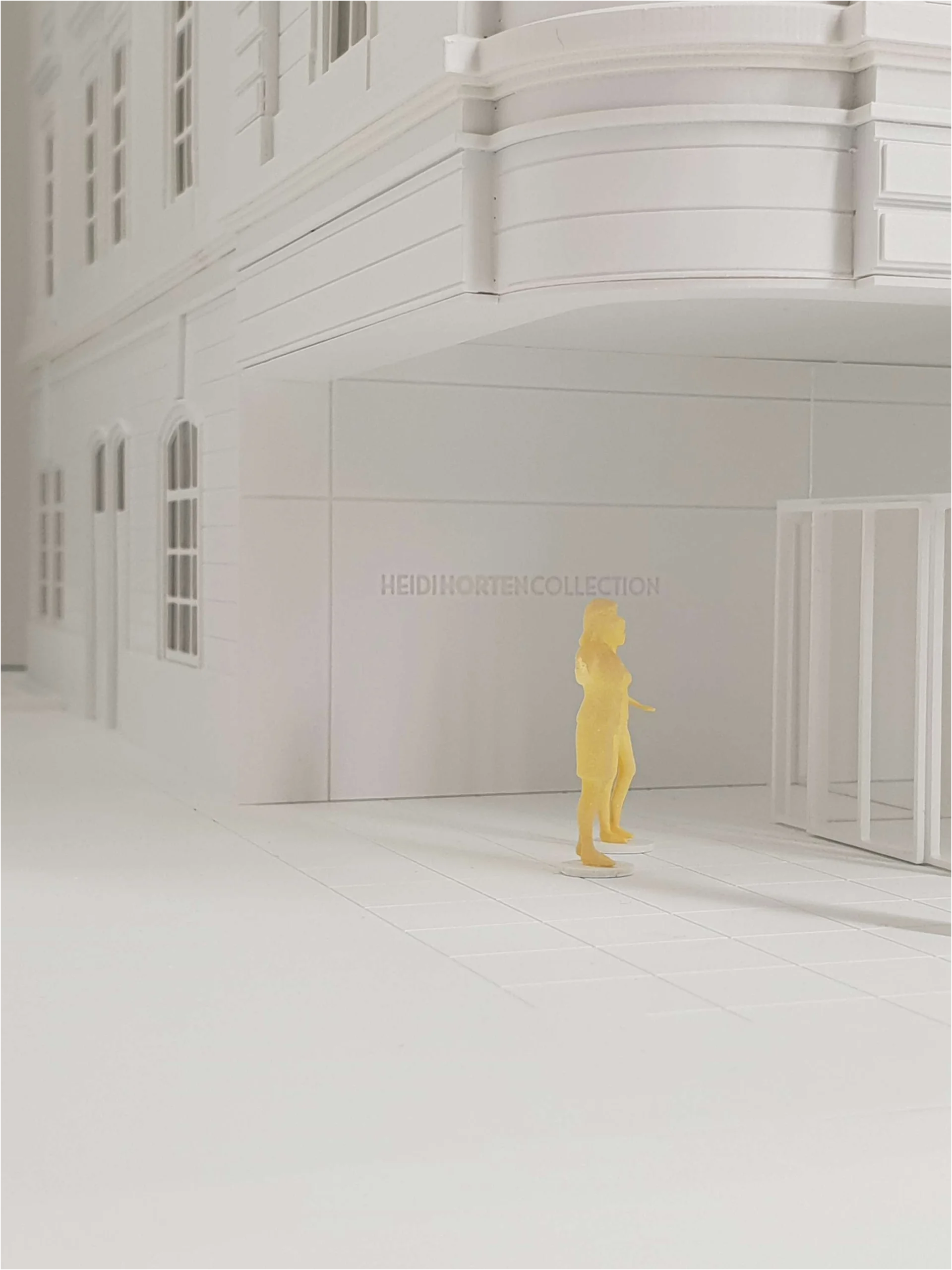Detailansicht eines Architekturmodells mit Fassadenbeschriftung „HEIDI HORTEN COLLECTION“, Eingangsbereich mit Figurendarstellung und plastischer Fassadengestaltung