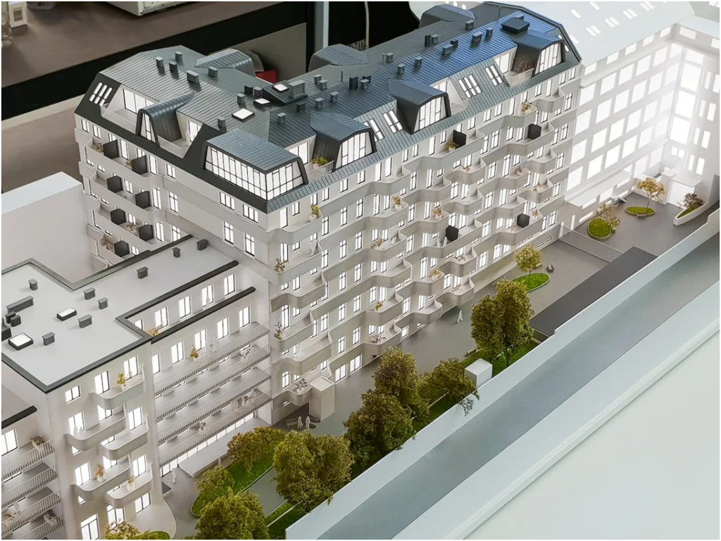 Großmaßstäbliches Immobilienmodell einer modernen Wohnanlage im Maßstab 1:100 mit rhythmischer Balkongestaltung und begrünten Außenanlagen