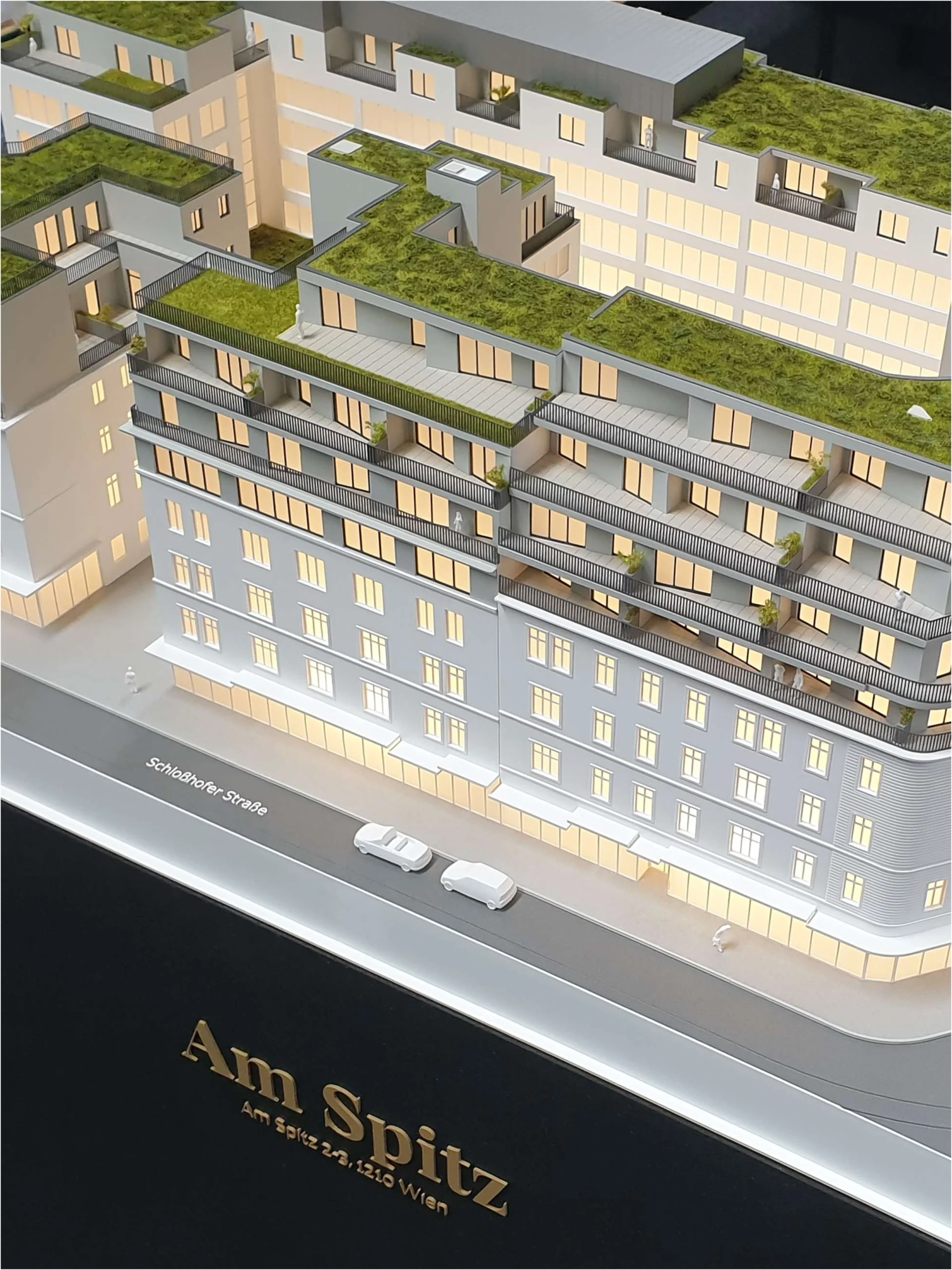 Architekturmodell eines Wohngebäudes mit Straßenbeschriftung „Schobergasse“ und Projektbeschriftung „Am Spitz“, detaillierte Fassaden und begrünte Dachterrassen