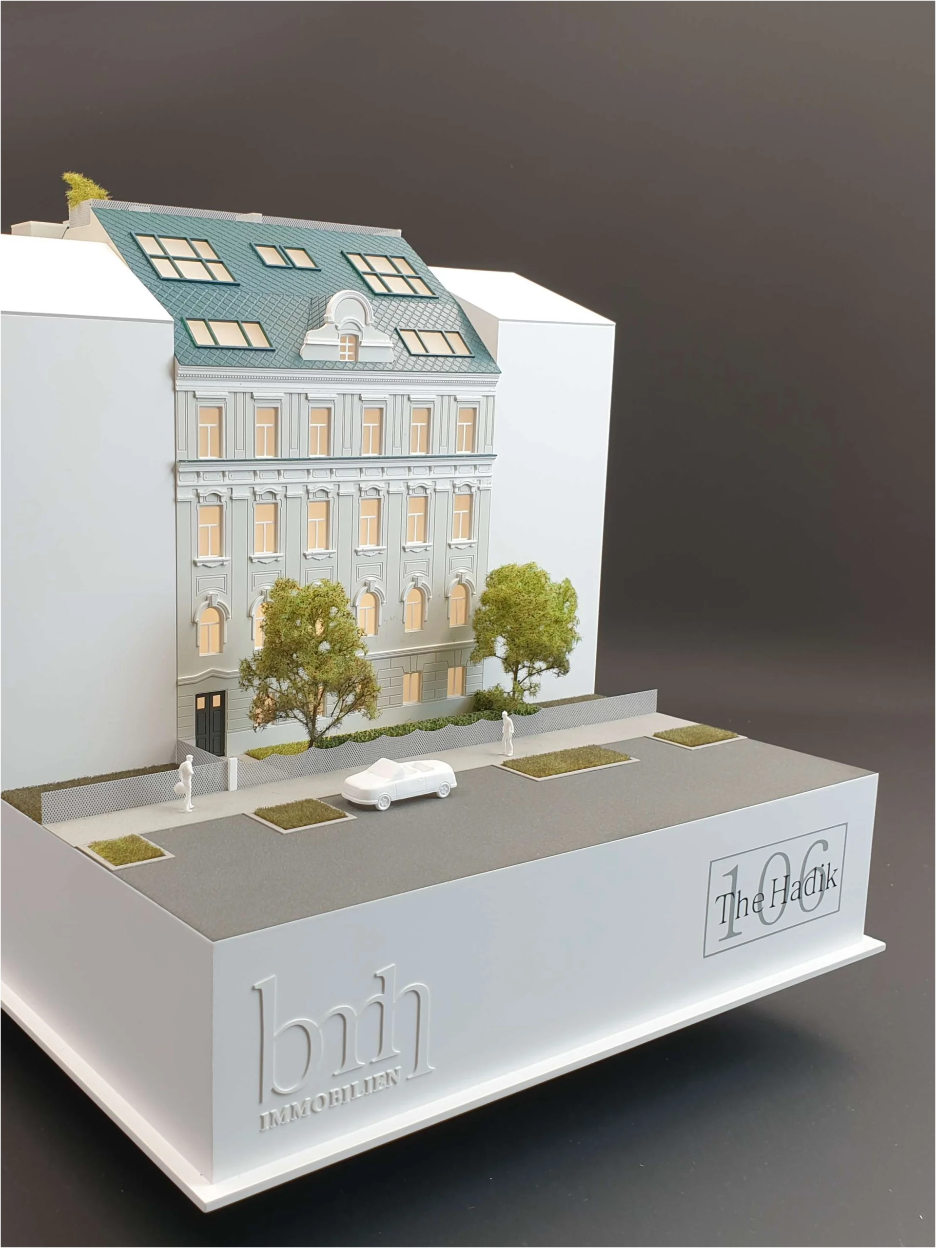 Architekturmodell eines historischen Wohngebäudes mit Projektbeschriftung „The Hadik“ und Logo „bnh immobilien“, detaillierte Fassade und Straßenraum