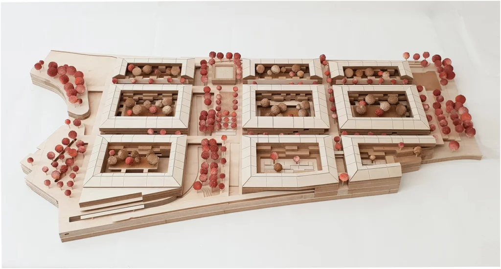 Architekturmodell aus Holz mit blockartiger Bebauungsstruktur, innenliegenden Höfen und abstrahierter Vegetationsdarstellung