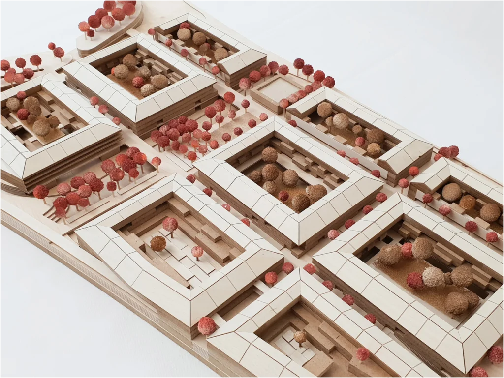 Schrägansicht eines Architekturmodells aus Holz mit serieller Blockbebauung, mehrfachen Innenhöfen und differenzierter Vegetationsdarstellung