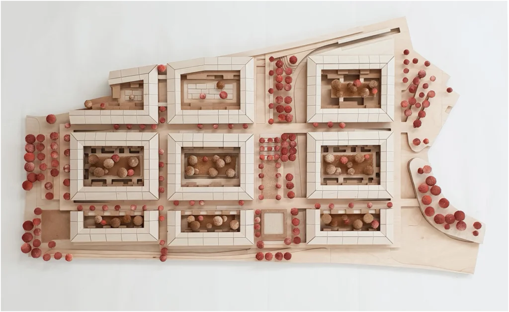 Draufsicht auf ein Architekturmodell aus Holz mit blockartiger Bebauung, klarer Hofstruktur und integrierter Vegetationsanordnung