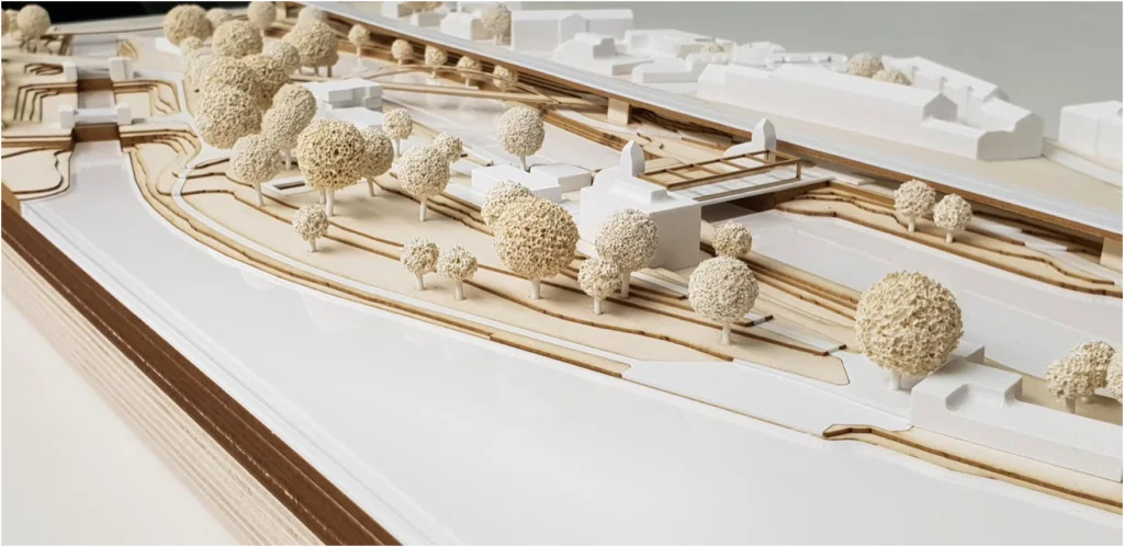 Detailansicht eines Naturmodells mit Bäumen, Wegen und topografischer Struktur