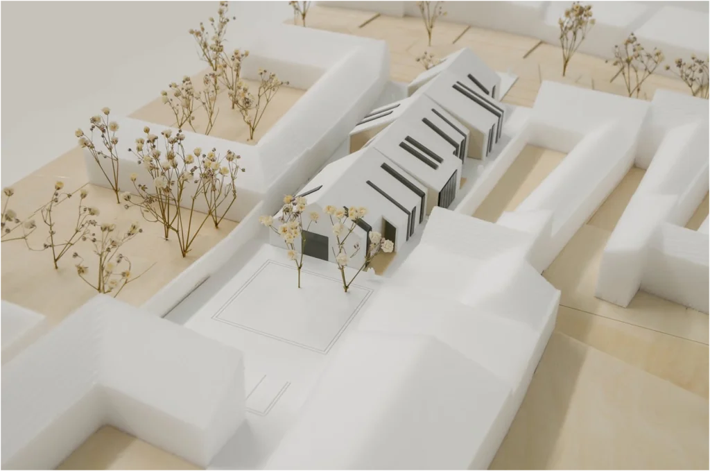 Architekturmodell mit abstrakter Landschaftsgestaltung und reduzierter Vegetation – Naturmodell für Wettbewerbspräsentationen
