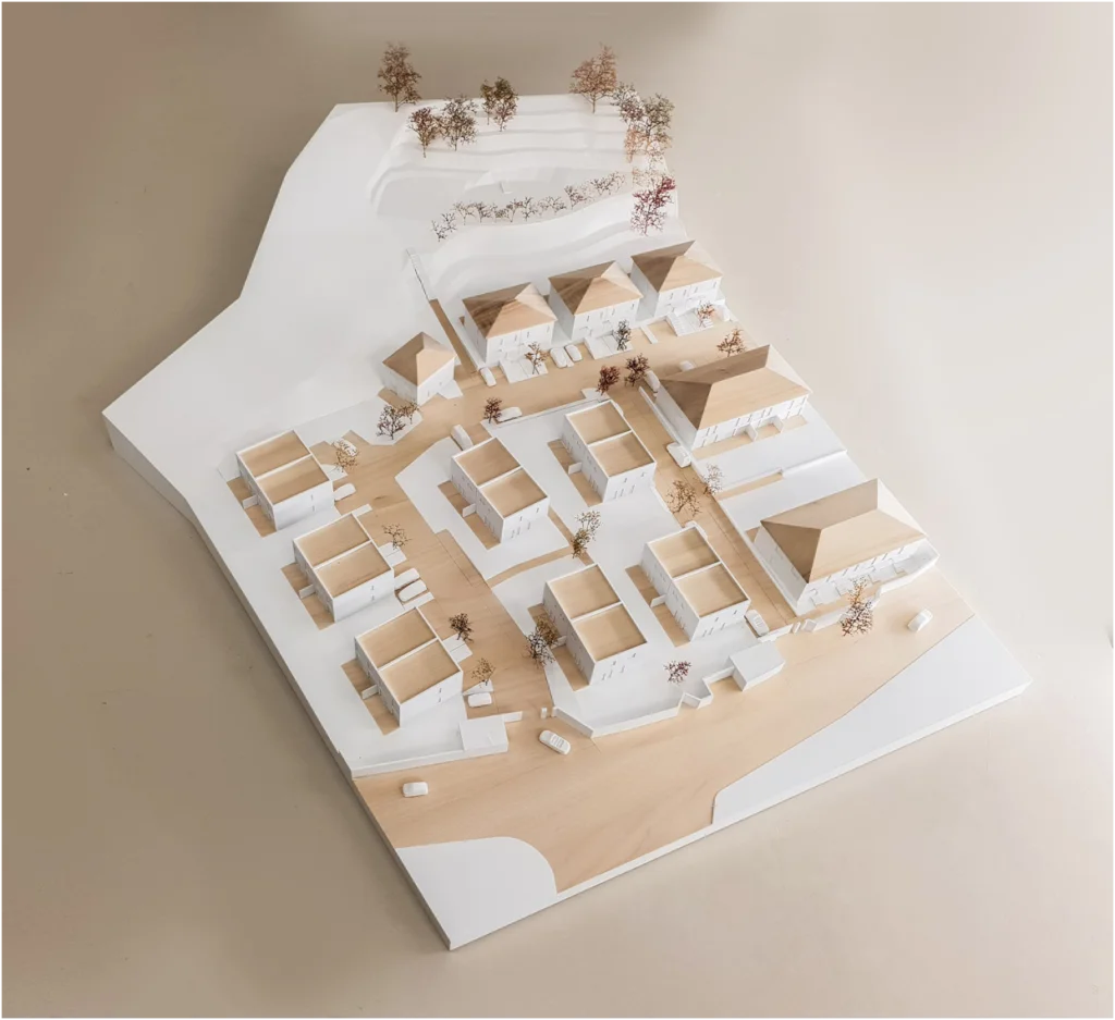 Architekturmodell einer Wohnsiedlung mit terrassierter Topografie – reduziertes Naturmodell für Projektpräsentation