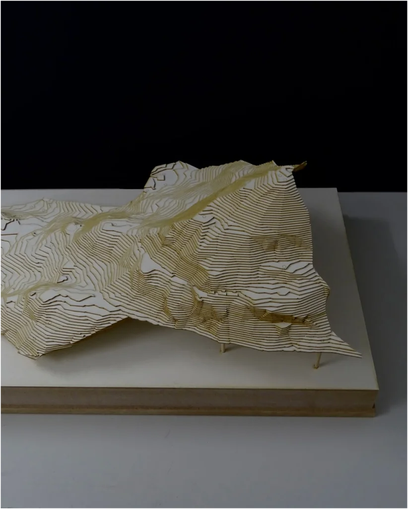 Topografisches Architekturmodell mit Schichtlinien – abstraktes Naturmodell zur Darstellung von Geländeformen