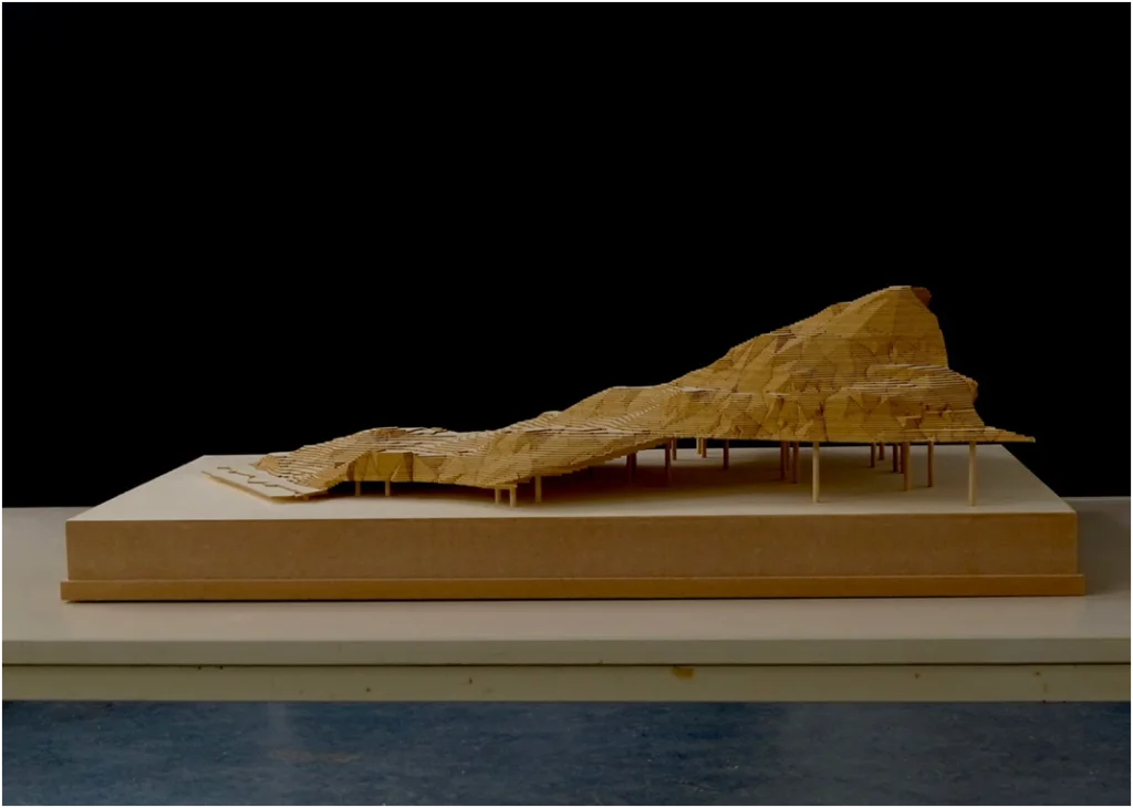 Abstraktes Geländemodell aus Holz – topografische Darstellung mit Schichtlinien für Architektur- und Landschaftsplanung