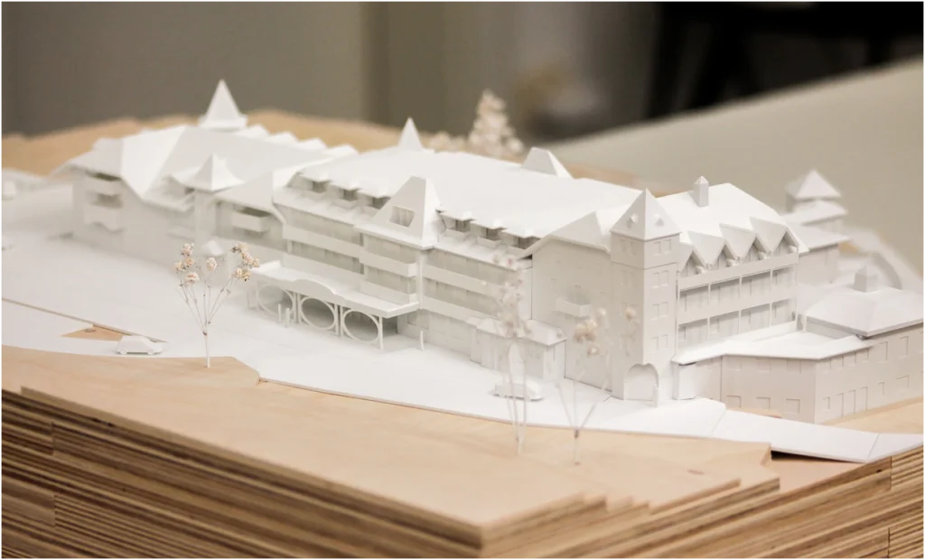 Architekturmodell eines historischen Wohn- und Gewerbeensembles – weißes Präsentationsmodell mit detaillierter Fassadengestaltung