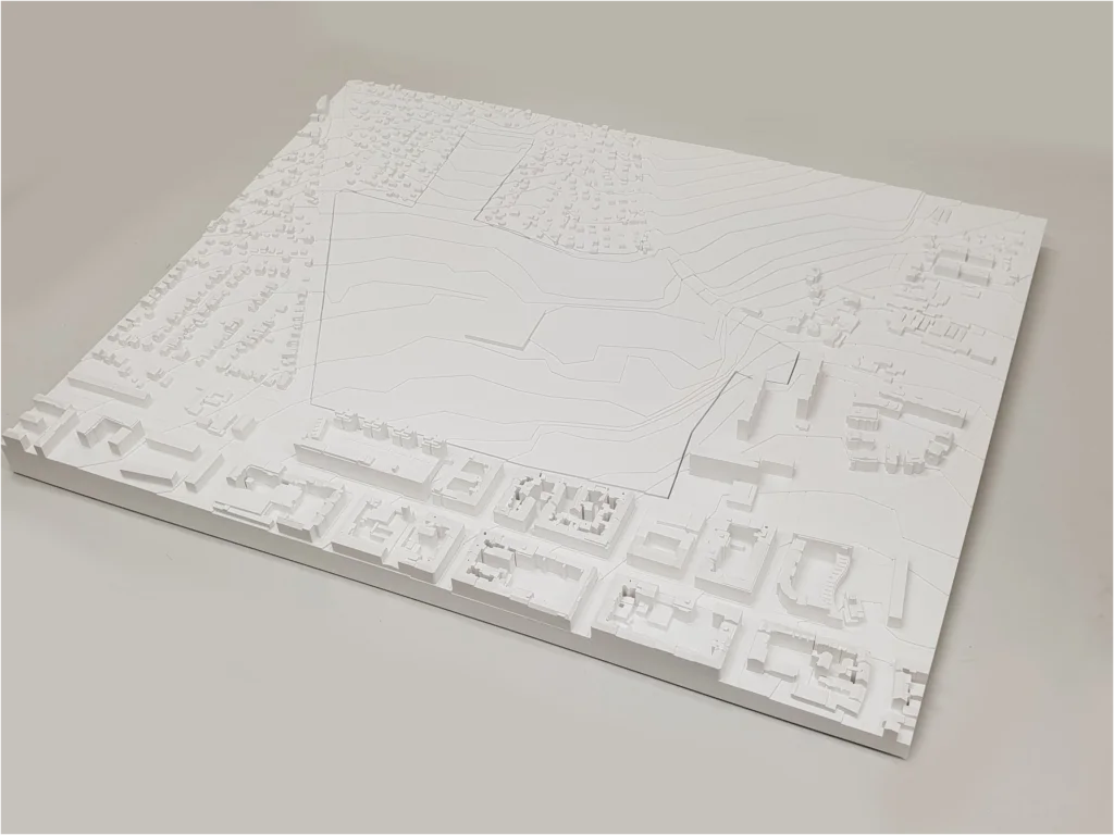 Umgebungsmodell in Weiß – Stadtmodell mit Topografie und Bestandsbebauung
