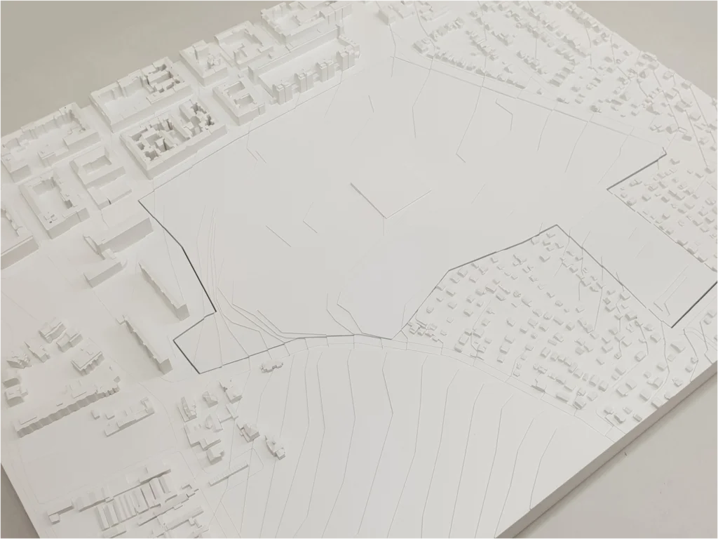 Umgebungsmodell in Weiß – Stadtmodell mit Grundstücksgrenze und Topografie
