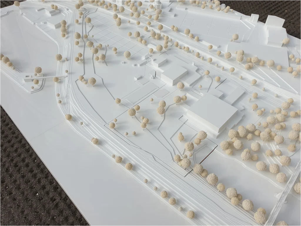 Umgebungsmodell in Weiß mit topografischer Struktur und abstrahierter Bepflanzung – städtebauliches Kontextmodell