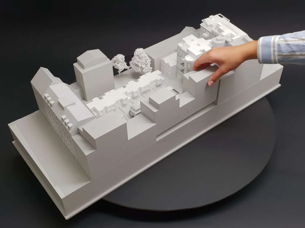 Konzeptionelles Immobilienmodell in Weiß mit Darstellung der Umgebungsgebäude, Volumenstudie zur Analyse von Maßstab, Bebauungsstruktur und städtebaulichem Kontext