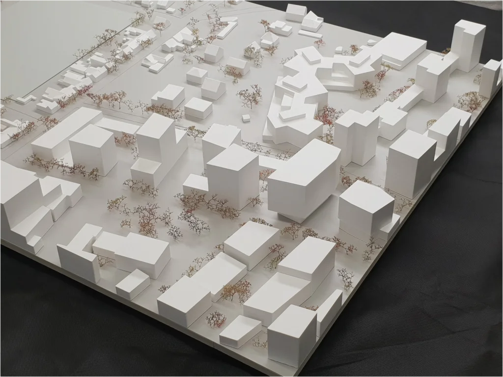 Umgebungsmodell in Weiß mit abstrahierter Stadtstruktur, Blockbebauung und feiner Baumbepflanzung