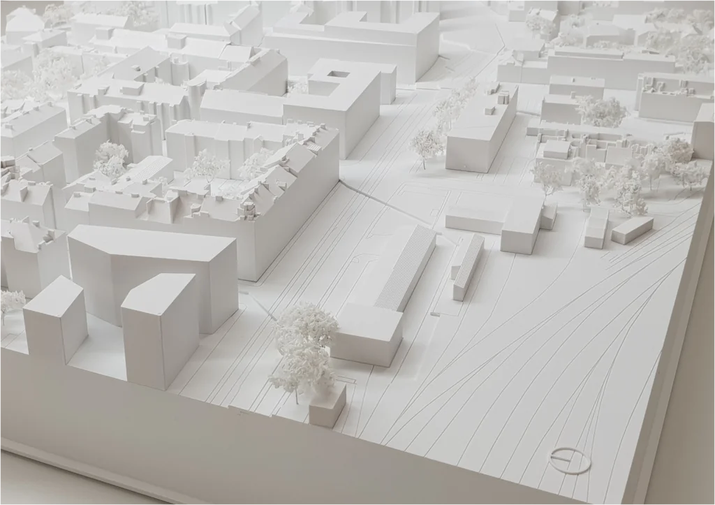 Weißes Umgebungsmodell eines Stadtquartiers mit Gebäudestrukturen, Straßenführung und Vegetation – Architekturmodell in neutraler Darstellung