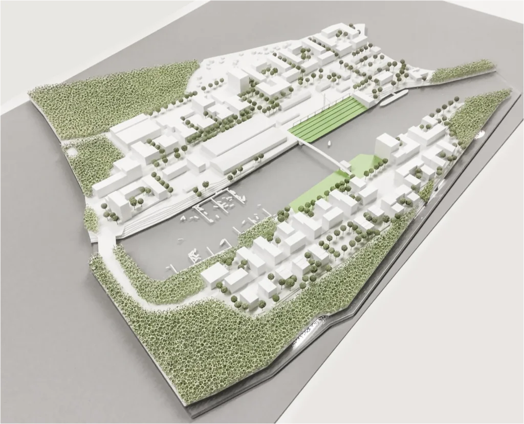 Umgebungsmodell mit Fluss, Brücke und Bebauung – Stadtmodell in Weiß mit grünen Landschaftselementen