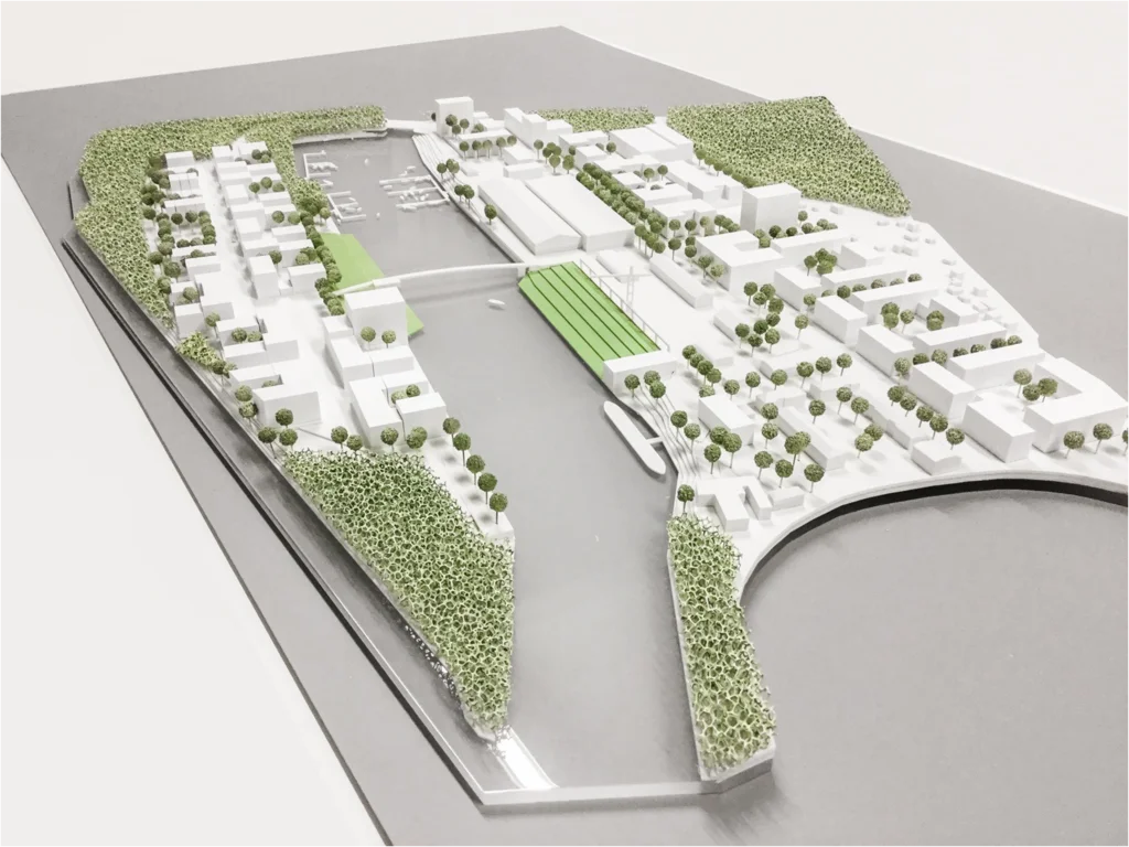 Weißen Umgebungsmodell mit Fluss, Brücke und Grünflächen – städtebauliches Modell mit Bepflanzung