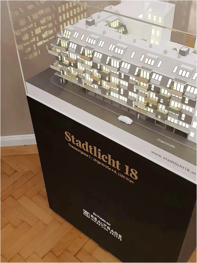 Modernes Modellpodest aus Metall – Elegantes Standgestell für hochwertige Immobilienpräsentationen Minimalistisches Metall-Podest für Architekturmodelle: Schlanke, robuste Rahmenkonstruktion zur exklusiven Präsentation im Innenraum