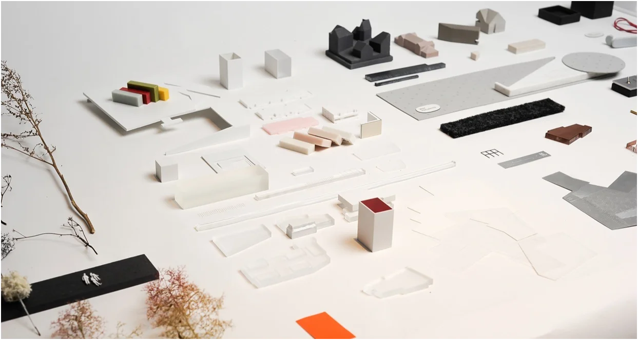 Material- und Bauteilsammlung für den Architekturmodellbau mit Weißmodellen, Strukturflächen und Farbmustern