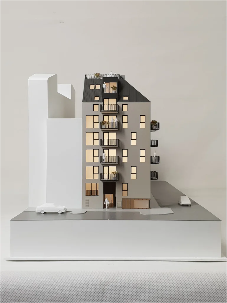 Architekturmodell eines modernen Wohnhauses im Neubau – detailliertes Immobilienmodell mit Balkonen und Dachterrasse
