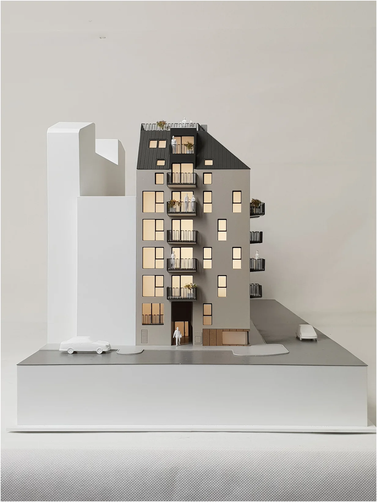 Architekturmodell eines modernen Wohnhauses im Neubau – detailliertes Immobilienmodell mit Balkonen und Dachterrasse
