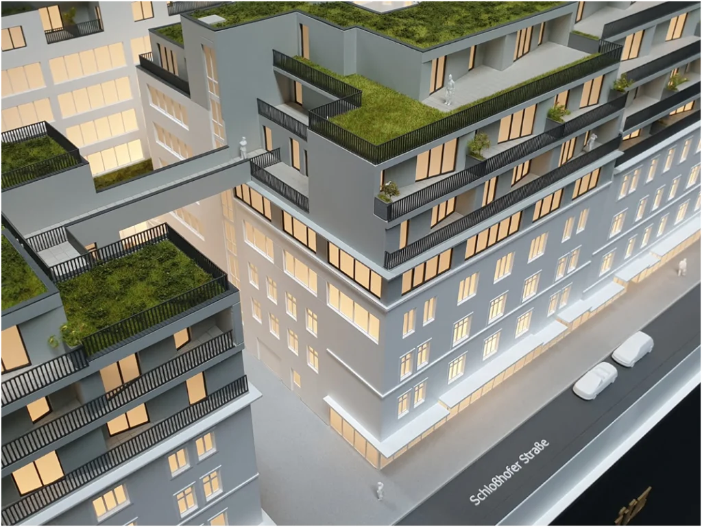 Immobilienmodell eines Neubauprojekts mit begrünten Dachterrassen und Verbindungsgalerien – Architekturmodell in urbaner Umgebung
