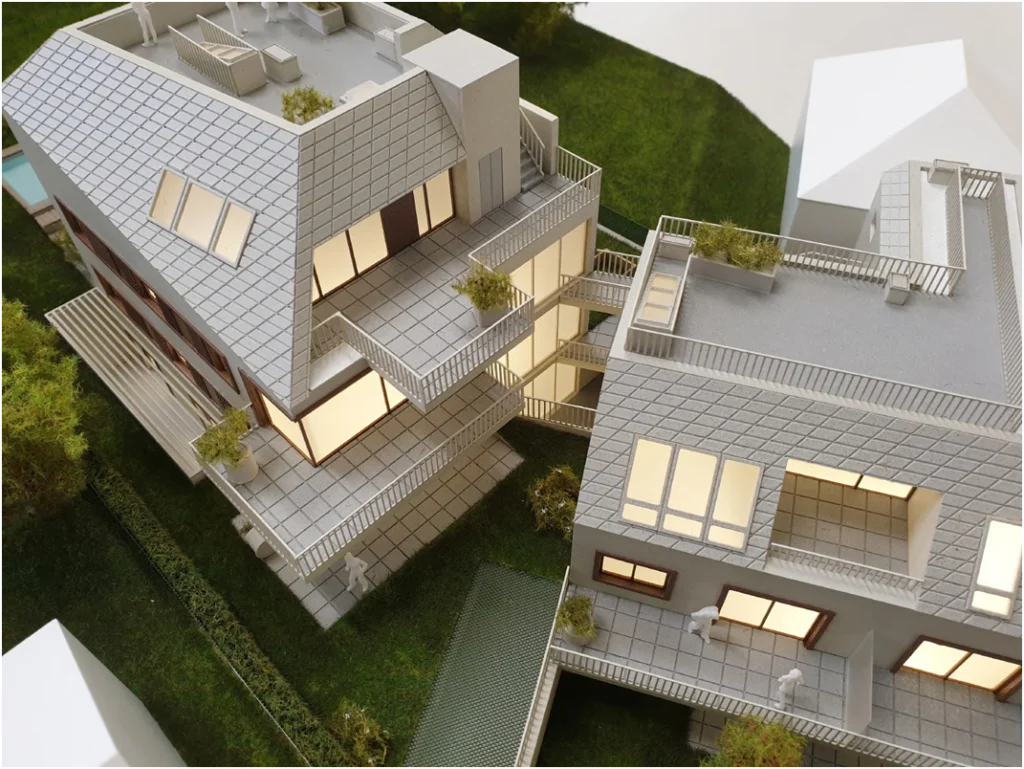 Immobilienmodell moderner Wohnhäuser mit Terrassen und Balkonen – Architekturmodell eines Neubauprojekts
