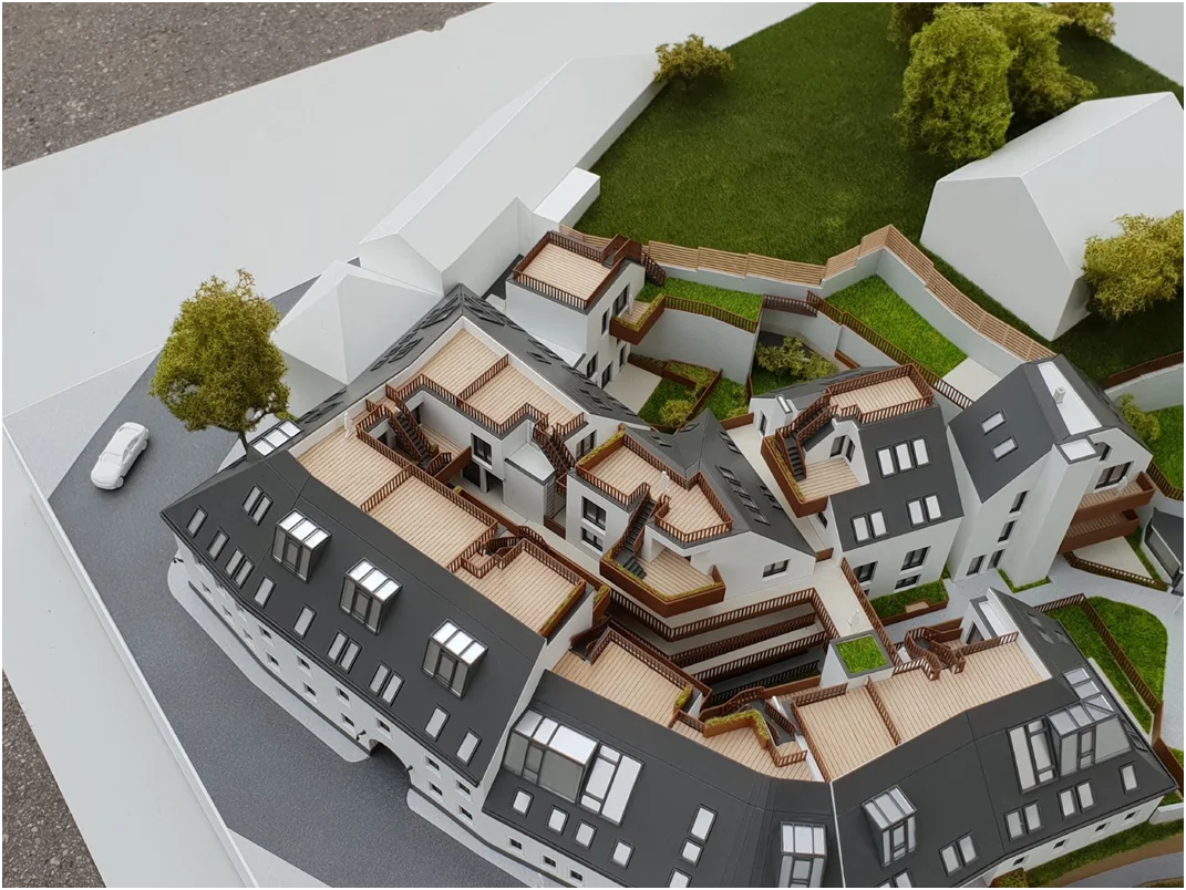 Architekturmodell einer Neubau-Wohnanlage mit Terrassen – Immobilienmodell eines modernen Wohnprojekts
