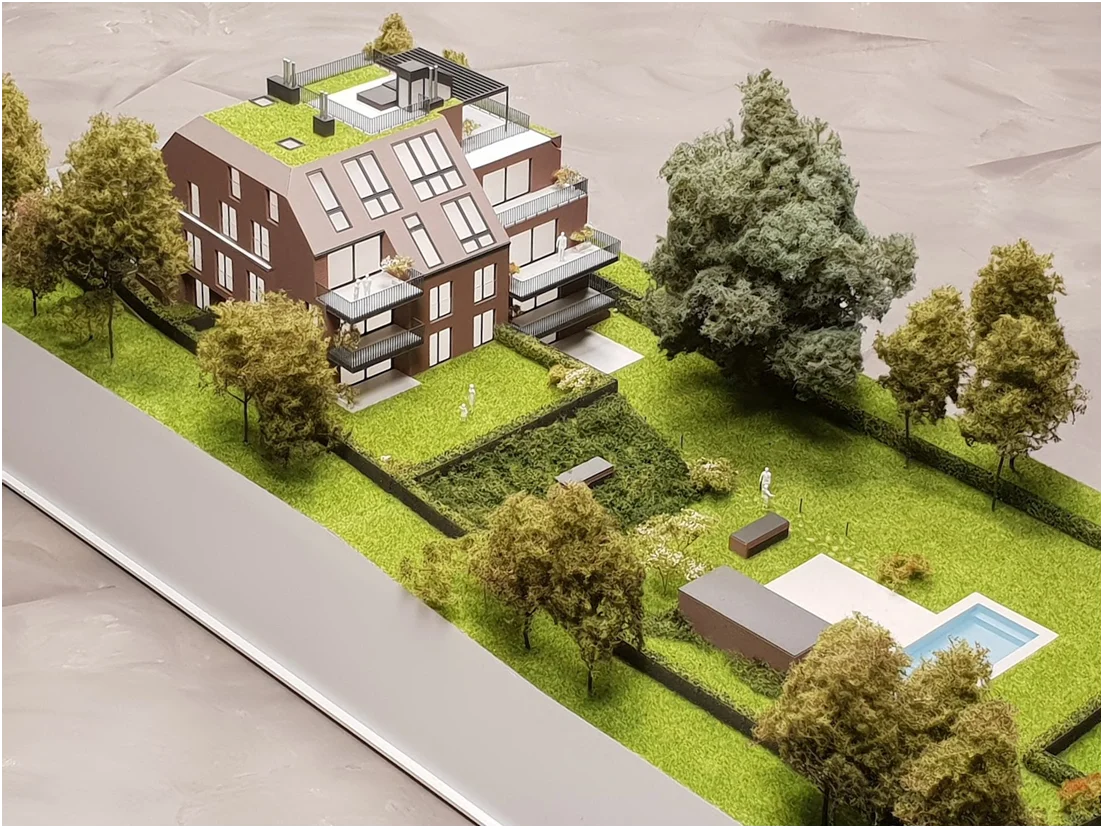 Architekturmodell eines Neubau-Wohnhauses im Maßstab 1:100 mit Garten und Pool – Immobilienmodell

