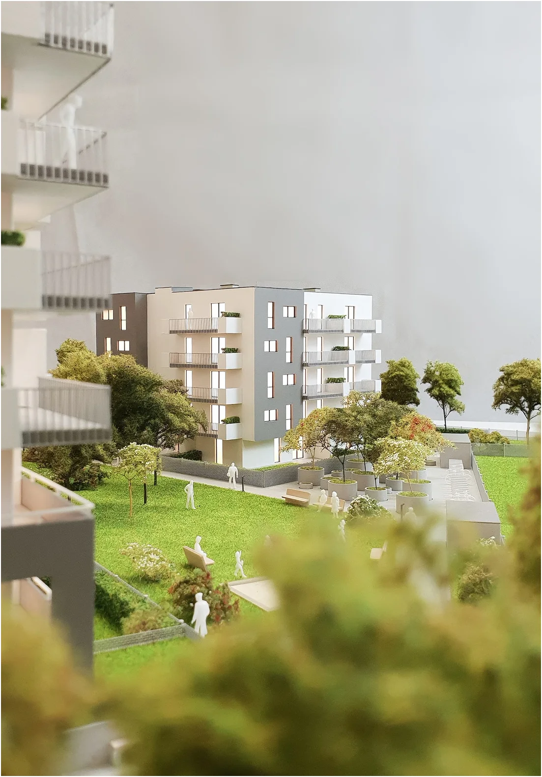 Modell eines modernen Wohngebäudes im Neubau im Maßstab 1:100