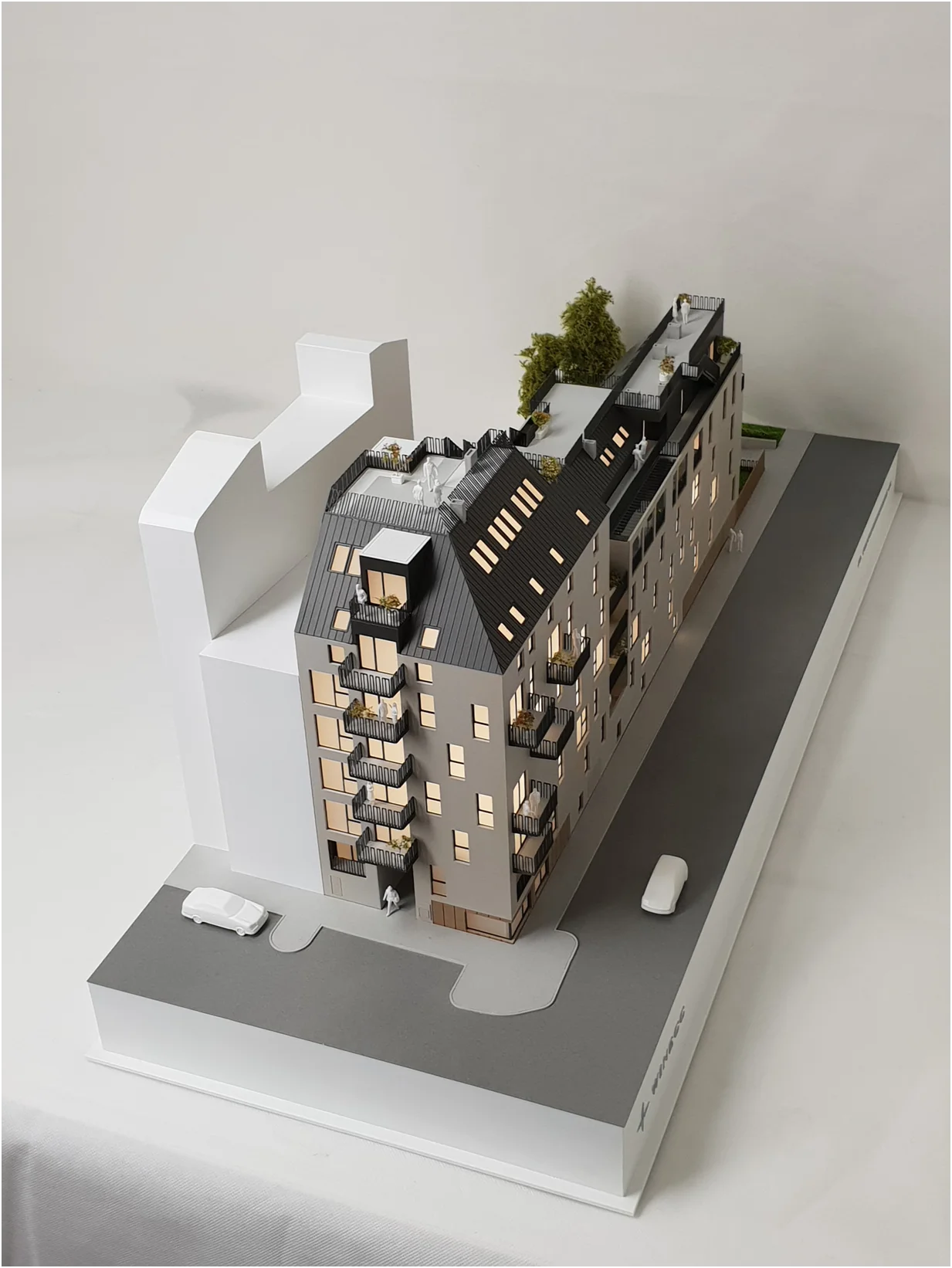 Architekturmodell eines modernen Wohngebäudes im Neubau – detailliertes Immobilienmodell mit Dachterrassen und Balkonen
