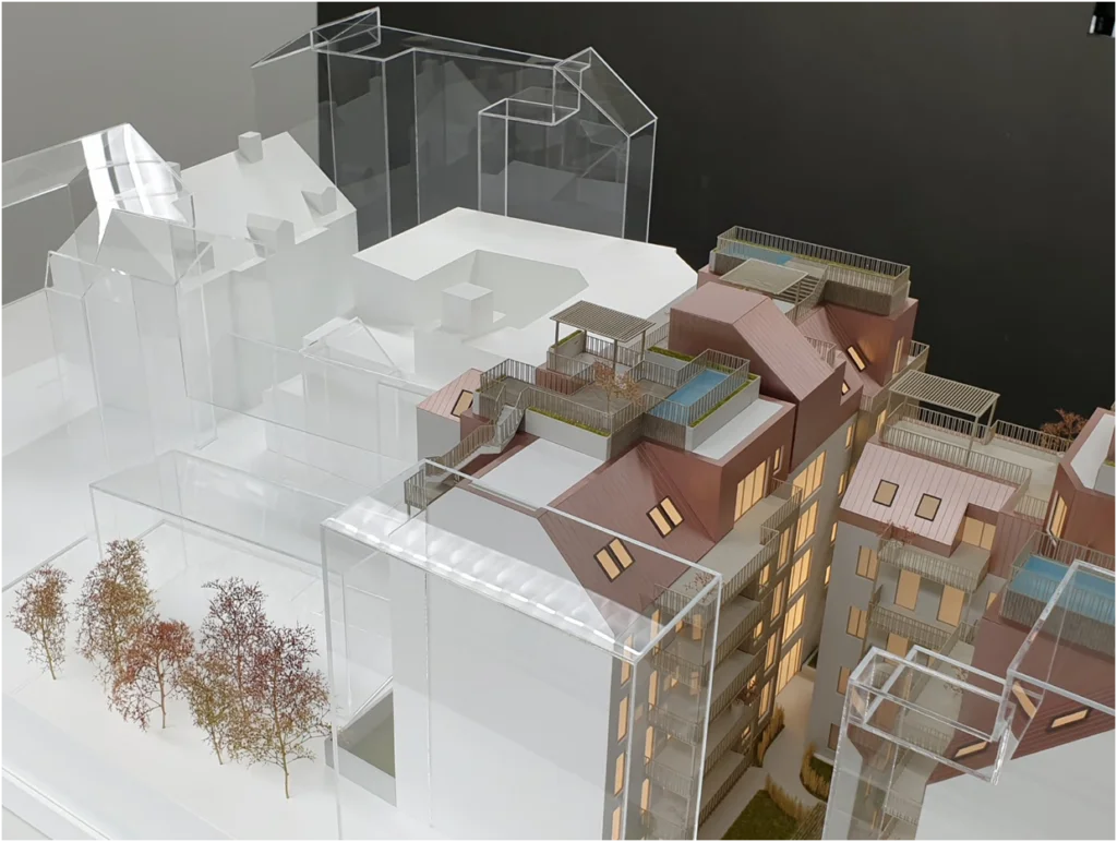  Architekturmodell mit transparenter Volumenstudie und detailliertem Farbmodell für Präsentationen