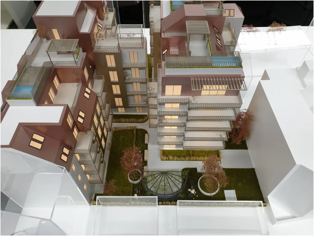 Architekturmodell eines Wohnensembles mit Innenhof, Freiraumgestaltung und Landschaftselementen, vollfarbige Ausführung mit Bepflanzung und 3D-gedruckten Details