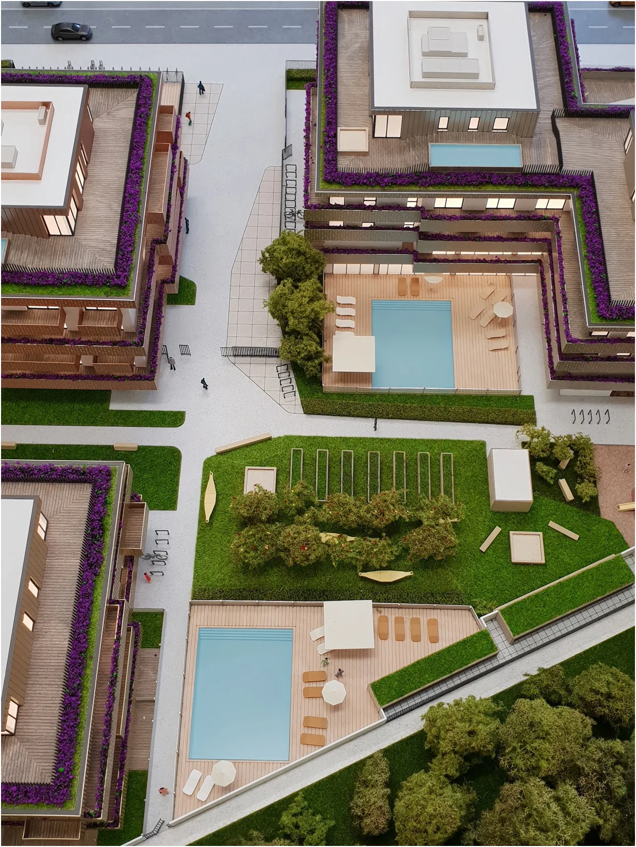 Architekturmodell mit Innenhof, Freiraumgestaltung, Pools, Terrassen und Landschaftselementen, vollfarbige Darstellung eines Wohnensembles