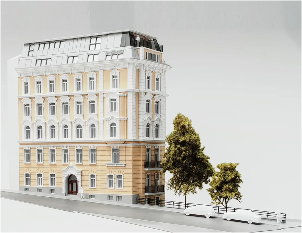 Architekturmodell eines historischen Altbau-Wohngebäudes mit klassischer Fassadengliederung und Dachausbau.