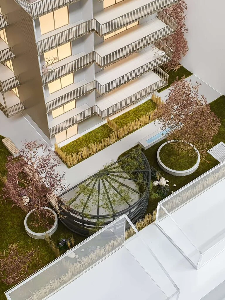 Vollfarbiges Architekturmodell 1:75: Klassische Fassade mit beleuchteten Fenstern und Logo von Scala Matta Studio.