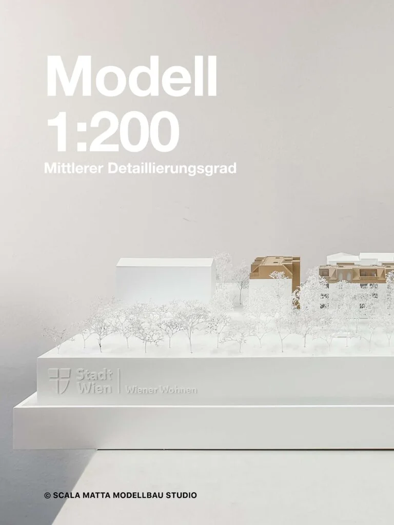 Modell 1:200 – Projekt Gregorygasse mit mittlerem Detaillierungsgrad Architekturmodell im Maßstab 1:200 mit mittlerem Detaillierungsgrad, Projekt Gregorygasse, weiße Grundstruktur mit beigen Akzenten im Dachgeschoss und weißen Modellbäumen