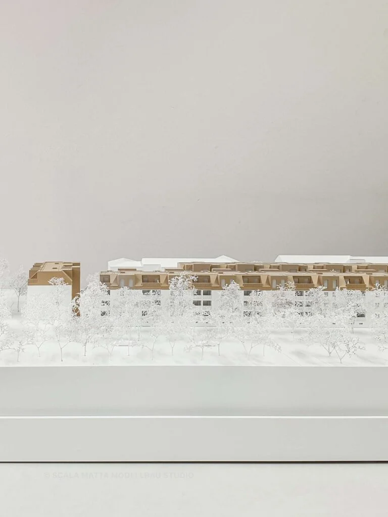 Modell 1:200 – Wohnbauprojekt Gregorygasse mit mittlerem Detaillierungsgrad Architekturmodell im Maßstab 1:200 mit mittlerem Detaillierungsgrad, Wohnbauprojekt Gregorygasse, weiße Grundstruktur mit beigen Fassadenelementen und weißen Modellbäumen