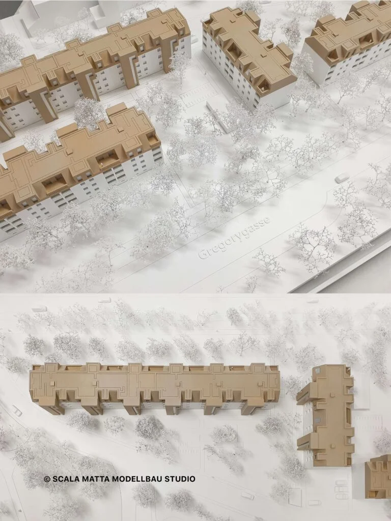 Modell 1:200 – Projekt Gregorygasse aus der Vogelperspektive, mittlerer Detaillierungsgrad Vogelperspektive auf ein Architekturmodell im Maßstab 1:200 mit mittlerem Detaillierungsgrad, Wohnbauprojekt Gregorygasse, weiße Grundstruktur mit beigen Dach- und Fassadenelementen sowie weißen Modellbäumen