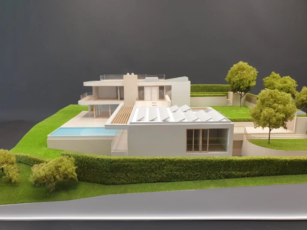 Serie von vollfarbigen Architekturmodellen einer modernen Luxusvilla mit Pool, Gartenlandschaft und weißer Fassade aus verschiedenen Perspektiven.
