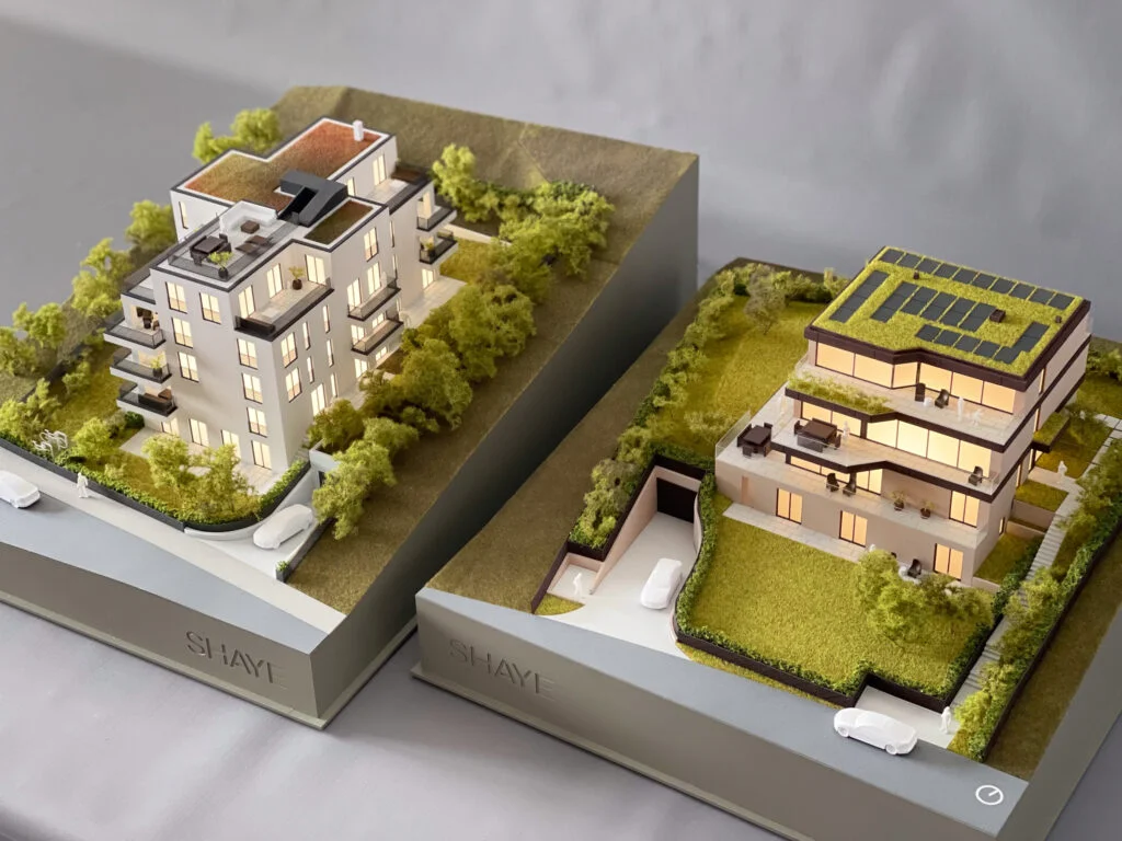 Vollfarbiges 3D-gedrucktes Architekturmodell eines modernen Mehrfamilienhauses mit Dachbegrünung.